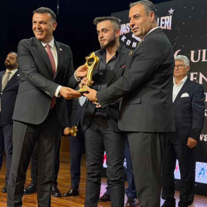 “6. Uluslararası Sivas Enleri Ödülü”ne layık görülmenin gururunu yaşıyorum.Bu anlamlı ödül için